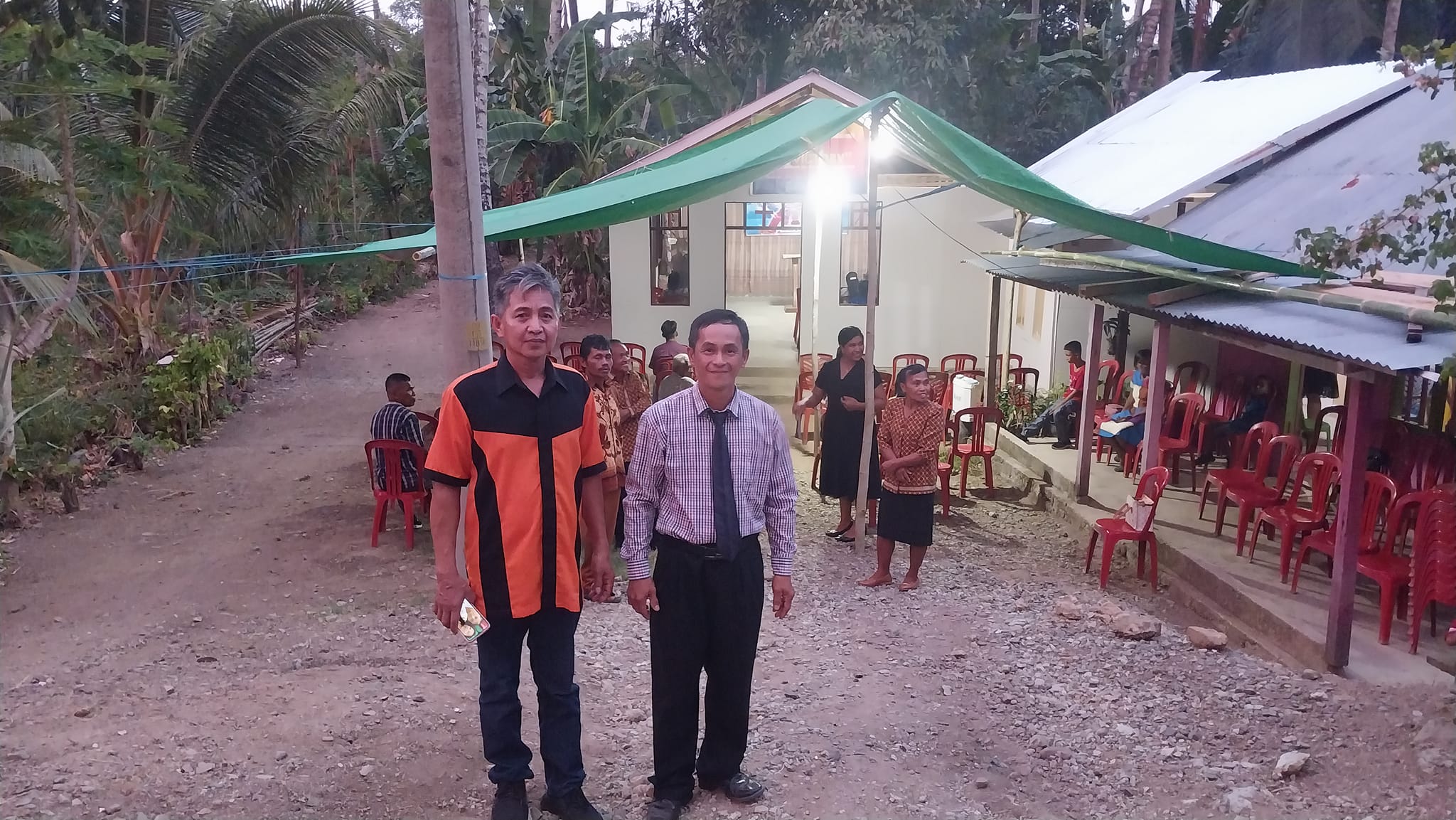 Sebelum Ibadah Foto didepan Gereja Sekretaris Wilayah lagowan dan Bpk. Gembala