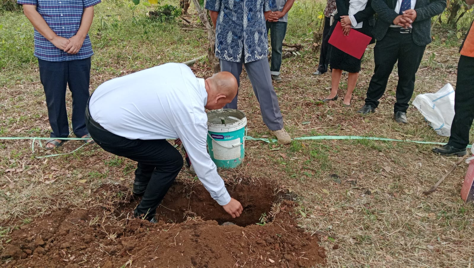 Peletakan batu pertama oleh ketua satu