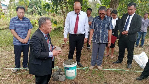 Proses Peletakan batu pertama oleh ketua daerah